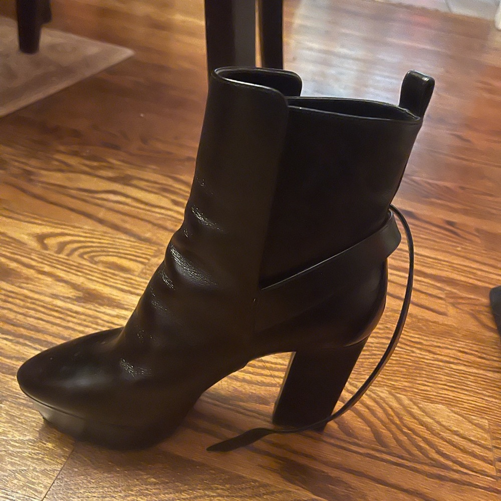 Black leather Saint Laurent heeled boots - Picture 3 of 5